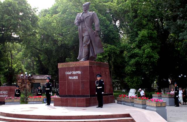 Памятник герою СССР Сабыру Рахимову
